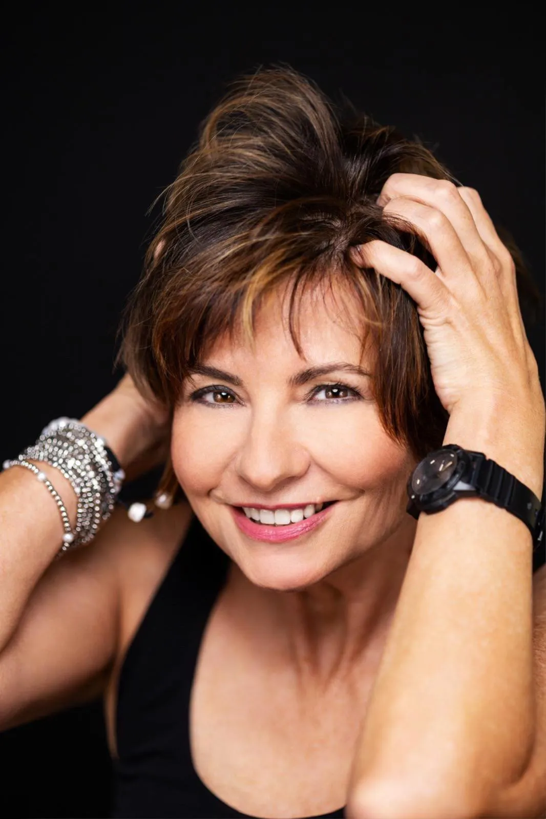 Porträt von Eva Ries, einer erfahrenen Speakerin und Autorin aus der deutschen Musik- und Hip-Hop-Szene, lächelnd vor dunklem Hintergrund